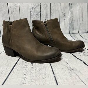 Clarks Ankle Boots Green Size 8